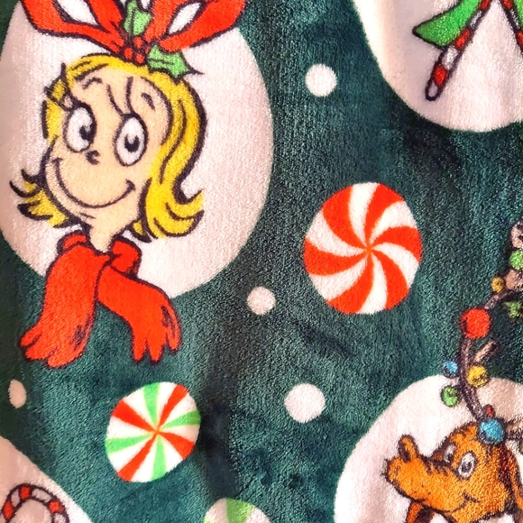 NWT Grinch Green Whoville Holiday Gift Throw Blanket - Picture 1 of 4